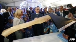 Владимир Путин осматривает летающий топор – один из экспонатов Международного авиационно-космического салона, МАКС-2015