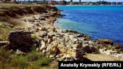 Руины античного поселения Калос Лимен. Крым, архивное фото