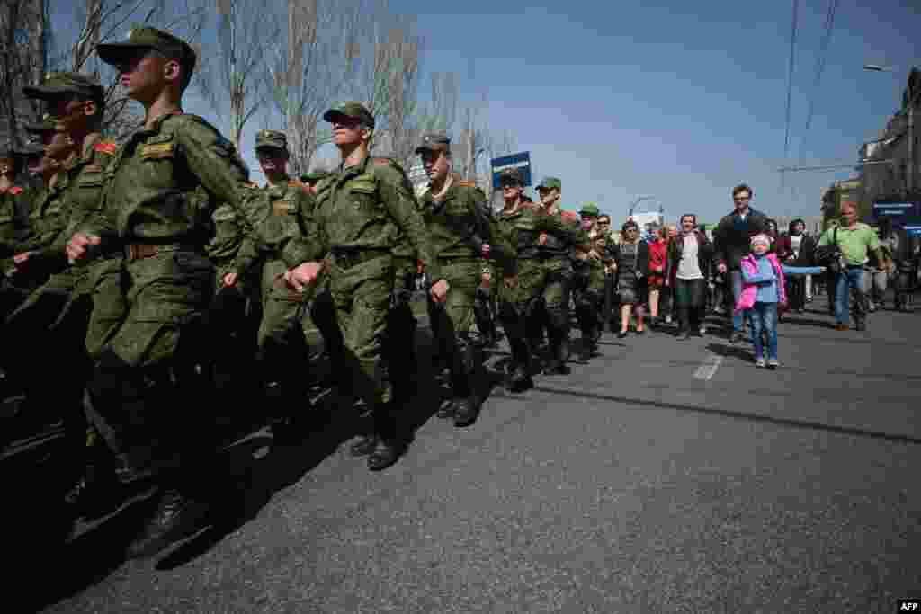 Святкування другої річниці самопроголошення угруповання &laquo;ДНР&raquo; на площі Леніна в Донецьку, 9 квітня 2016 року