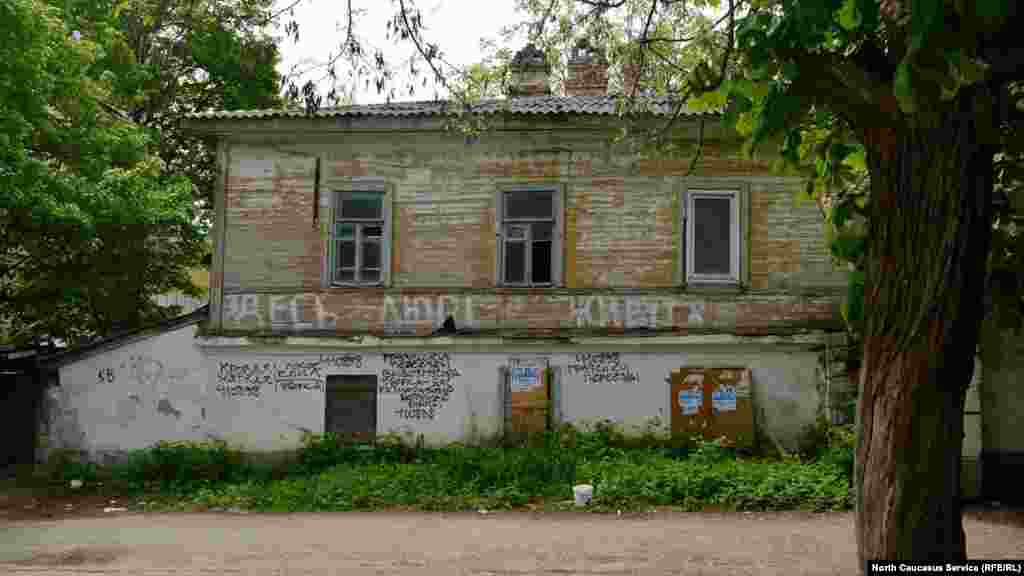 Қала орталығындағы Ленин көшесінде орналасқан бұл үйде әлі де адамдар тұрып жатыр.