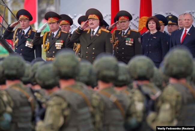 Президент Белоруссии Александр Лукашенко 9 мая принимает военный парад, посвящённый 75-летию победы над нацистской Германией