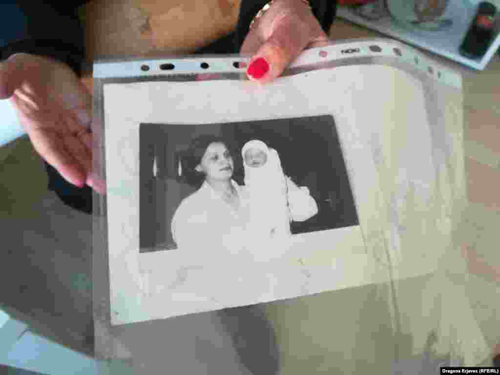 Ajša Pekez, majka ubijene kćerke Tine, Historijskom muzeju BiH odnijela je na čuvanje njihovu prvu zajedničku fotografiju.