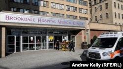 Машина скорой помощи перед входом в одну из больниц Нью-Йорка. 1 апреля 2020 года. 