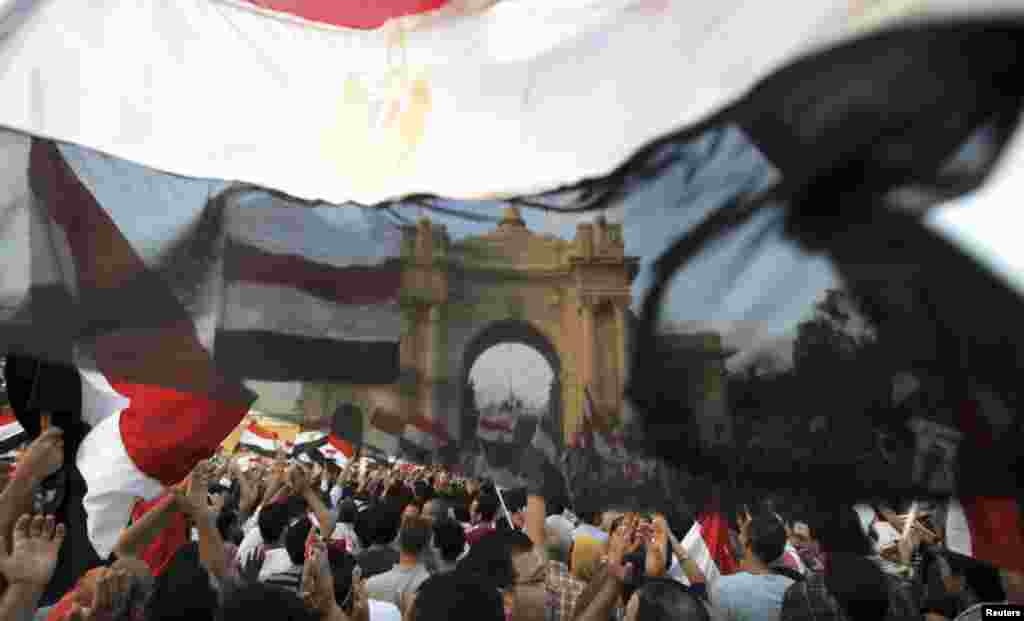 Antivladine demonstracije ispred predsedničke palate u Egiptu