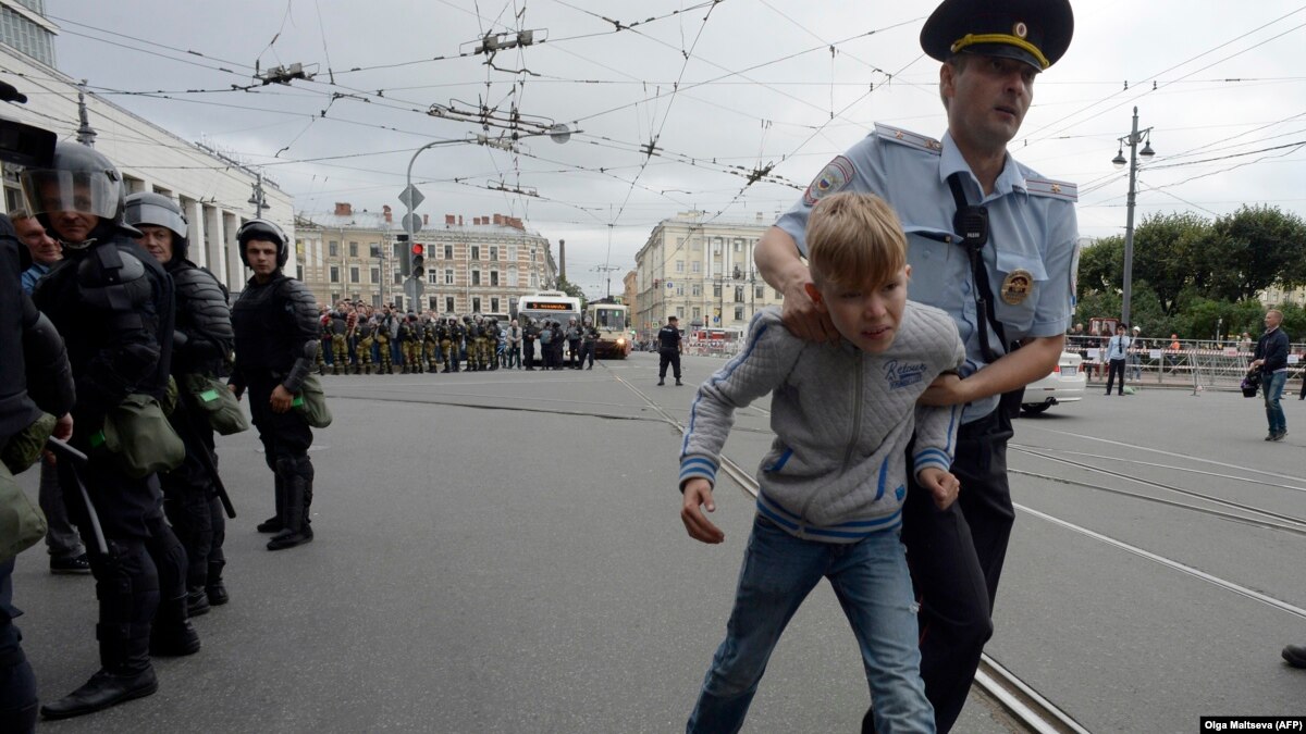 Единоросс предложил лишать прав родителей, чьи дети участвуют в митингах рекомендации Единоросс предложил лишать прав родителей, чьи дети участвуют в митингах рекомендации