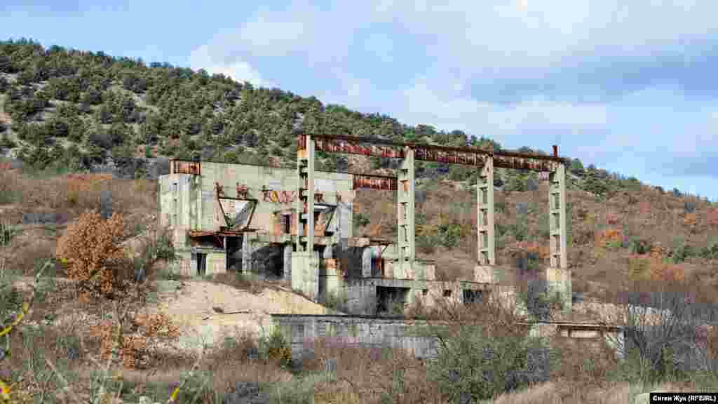 На схилі гори &ndash; залишки гірничо-збагачувального комплексу, збудованого Балаклавським рудоуправлінням