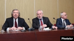 Сопредседатели Минской группы ОБСЕ -Джеймс Уорлик (слева), Игорь Попов (в центре) и Пьер Андрие - во время пресс-конференции в Ереване, 9 апреля 2016 г.