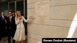 Ivanka Trump dhe Sekretri i Thesarit, Steven Mnuchin gjatë hapjes së ambasadës amerikane në Jerusalem. 14 maj, 2018