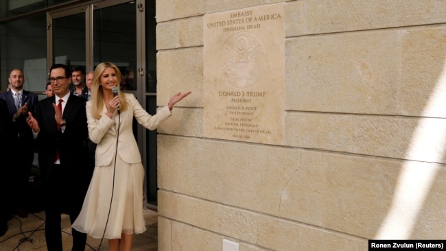 Ivanka Trump dhe Sekretri i Thesarit, Steven Mnuchin gjatë hapjes së ambasadës amerikane në Jerusalem. 14 maj, 2018