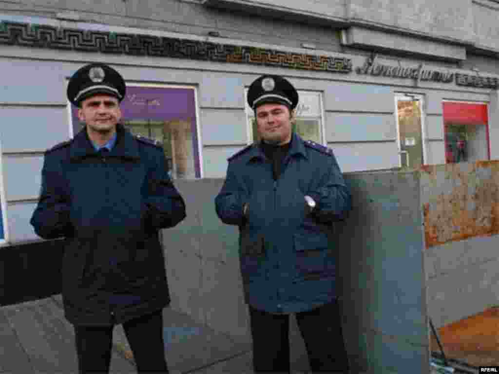 Orange Vs. Blue - Police officers man a cordon set up between the ruling coalition rally on Independence Square and that of the pro-presidential opposition on European Square in Kyiv on April 11. (photo: RFE/RL) 