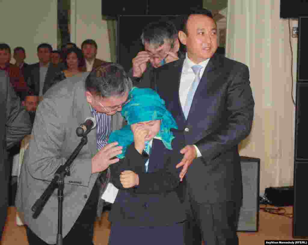  Мерей, дочь Заманбека Нуркадилова, плачет, выступая на поминках в честь его 70-летия. Алматы, 17 января 2014 года. 