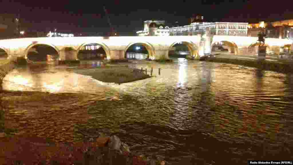 Камениот мост при невремето во Скопје. 