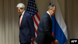 Sekretari i Shtetit John Kerry (majtas) dhe ministri jashtëm rus, Sergei Lavrov. 