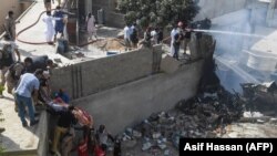 На місці падіння літака в житловому районі Карачі, Пакистан, 22 травня 2020 року