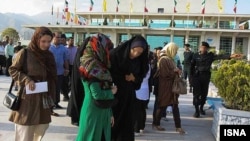 Иранские полицейские напоминают женщинам о необходимости следовать исламским требованиям к одежде. Тегеран, июль 2012 года.