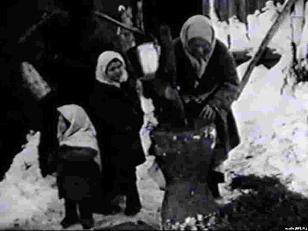 1920нче ачлык елларында Оренбур тобәгенең Бозаулык шәһәрендә инглиз һәм американ миссионерлары төшергән видеодан алынган сурәтләр