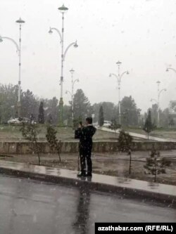 Снегопад в Ашхабаде, 8 апреля, 2020