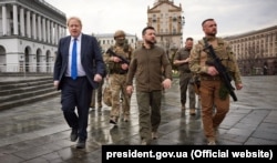 Джонсон і Зеленський. Премʼєр-міністр Великої Британії Борис Джонсон був в числі перших закордонних топ-посадовців, які відвідали Київ після повномасштабного вторгнення Росії. 9 квітня 2022 року