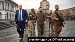 Britaniya baş naziri Boris Conson və Ukrayna prezidneti Volodimir Zelenski Kiyev küçələrində