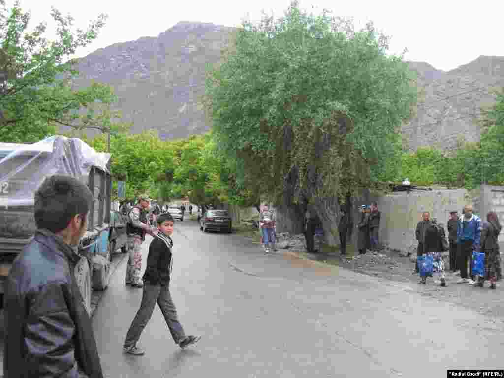 Тажикстандын Кожоаъло айылындагы эл, 28-апрель, 2013.