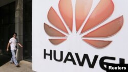Huawei компаниясының офисі алдында тұрған белгісі. Қытай, 9 қазан 2012 жыл.