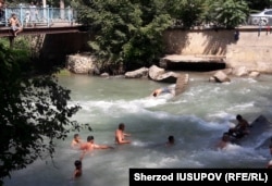 Кыргызстан, Ош. Дети купаются в водоеме в аномальную жару.