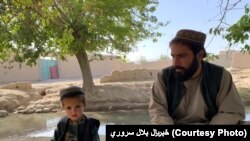 د ترینکوټ یو اوسېدونکی له خپل زوی سره