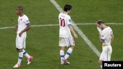 На фото слева - игрок сборной Чехии Теодор Гебре Селасси, который подвергся оскорблениям со стороны российских фанатов