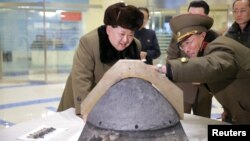 Лидер КНДР Ким Чен Ын рассматривает ядерную боеголовку после повторного испытания, март 2016 года 