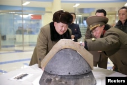 Ким Чен Ын осматривает новейшую ядерную боеголовку. 2017 год