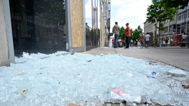 Насилства низ улициите на Штудгард, нападната полицијата