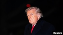 Раніше стало відомо, що президентський літак, на якому Трамп вилетів до Швейцарії, невдовзі після зльоту повернувся на військову базу Ендрюс через «дрібну проблему з електрикою»