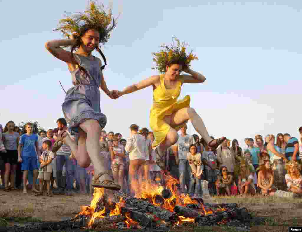 Ukrayna milli bayramı olan&nbsp;Ivana Kupala-da iştirak edən xanımlar tonqalın üstündən tullanırlar