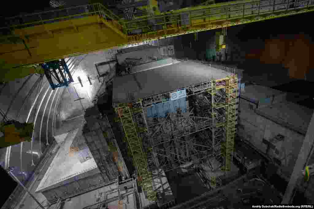 С высоты около ста метров, из-под потолка конфайнмента, нам открывается вид на саркофаг четвертого энергоблока Чернобыльской АЭС. Масштабы поражают.