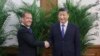Președintele Consiliului de Securitate al Rusiei, Dmitri Medvedev, strânge mâna cu președintele chinez Xi Jinping înainte de o întâlnire la Beijing pe 21 decembrie 2022.