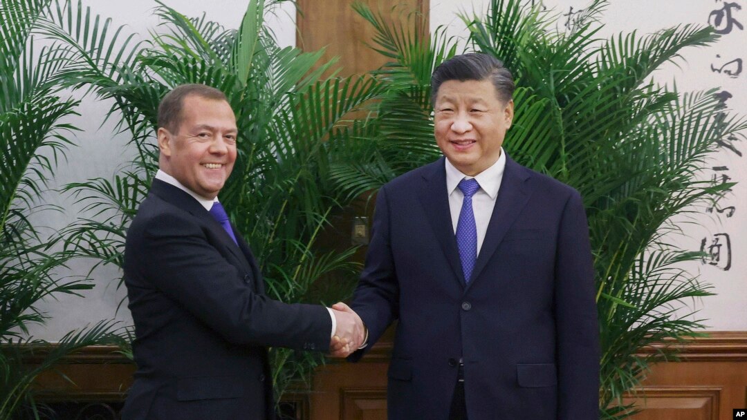 Președintele Consiliului de Securitate al Rusiei, Dmitri Medvedev, strânge mâna cu președintele chinez Xi Jinping înainte de o întâlnire la Beijing pe 21 decembrie 2022.