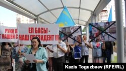 Активисты организации «Обеспечим народ жильем» поют песню перед входом в генеральное консульство США. Алматы, 31 мая 2016 года.