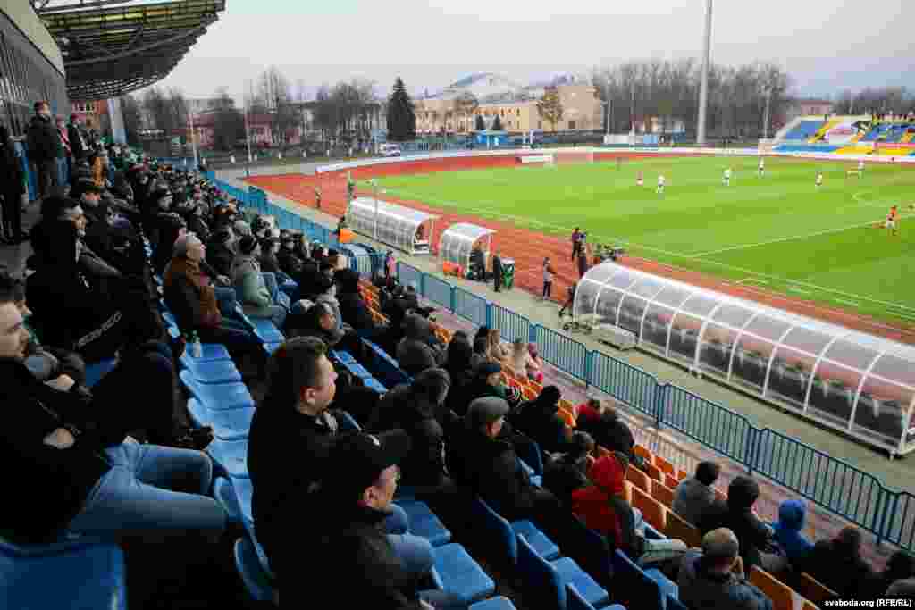 У&nbsp;пятніцу гульня чэмпіянату Беларусі паміж жодзінскім &laquo;Тарпэда&raquo; і&nbsp;бабруйскай &laquo;Белшынай&raquo; была адзіным прафэсійным футбольным матчам у&nbsp;сьвеце. А самы вядомы стадыён Бразыліі &laquo;Маракана&raquo; ў&nbsp;Рыо-дэ-Жанэйра можа стаць часовым шпіталем для хворых на&nbsp;каранаврус. Футбольны чэмпіянат краіны прыпынены, у&nbsp;буйных гарадах уведзены карантын 