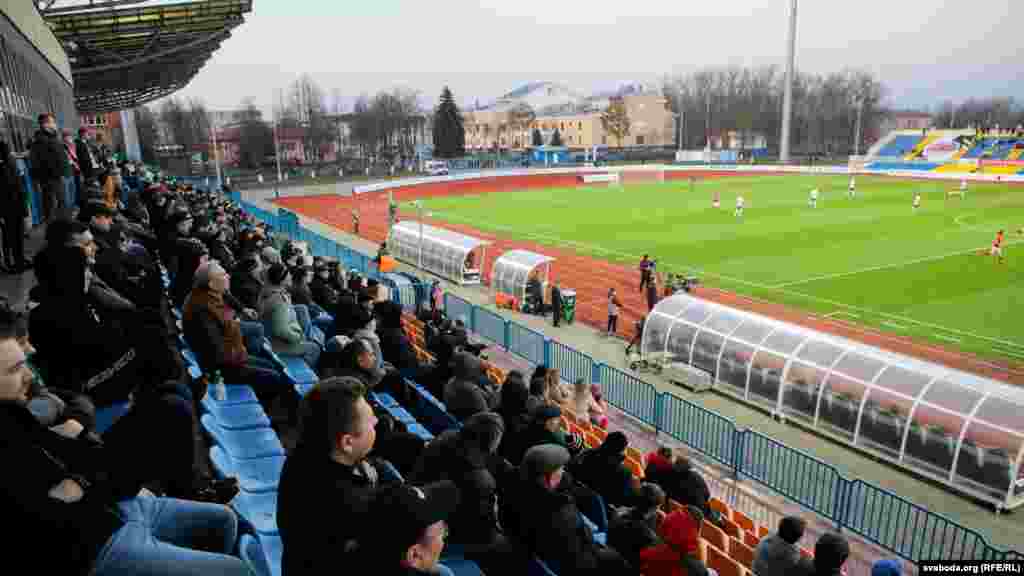У&nbsp;пятніцу гульня чэмпіянату Беларусі паміж жодзінскім &laquo;Тарпэда&raquo; і&nbsp;бабруйскай &laquo;Белшынай&raquo; была адзіным прафэсійным футбольным матчам у&nbsp;сьвеце. А самы вядомы стадыён Бразыліі &laquo;Маракана&raquo; ў&nbsp;Рыо-дэ-Жанэйра можа стаць часовым шпіталем для хворых на&nbsp;каранаврус. Футбольны чэмпіянат краіны прыпынены, у&nbsp;буйных гарадах уведзены карантын 