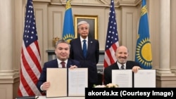 Қазақстанның өнеркәсіп және құрылыс министрі Ерсайын Нағаспаев, Қазақстан президенті Қасым-Жомарт Тоқаев және АҚШ сауда министрі Хоуард Латник. Вашингтон, 6 қараша, 2025 жыл. 