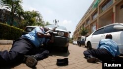 Қарулы топ басып алған «Вестгейт» сауда орталығы алдындағы көлікті тасалаған полиция. Найроби, Кения, 21 қыркүйек 2013 жыл.
