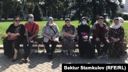 Акция родственников кыргызстанок, находящихся на территории Сирии. Бишкек, 3 августа 2020 года.
