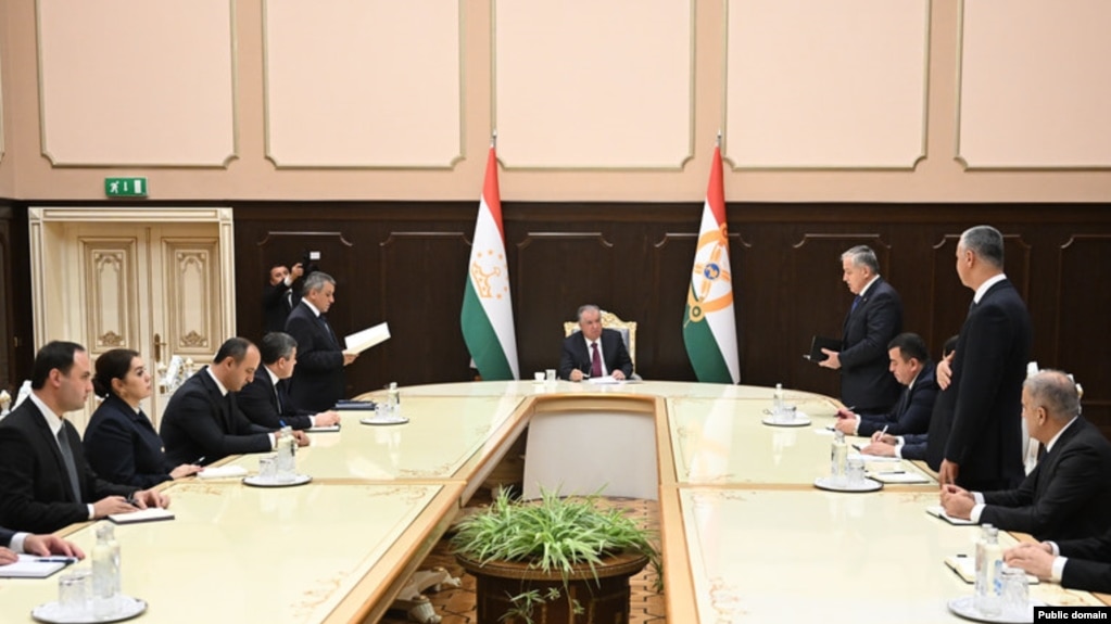 "Таъиноти кадрӣ". Вазири иқтисод ва сафирон дар чор кишвар дигар шуданд