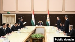 Эмомалӣ Раҳмон, президенти Тоҷикистон вазири иқтисод ва чор сафир дар кишварҳои хориҷиро дигар кардааст.