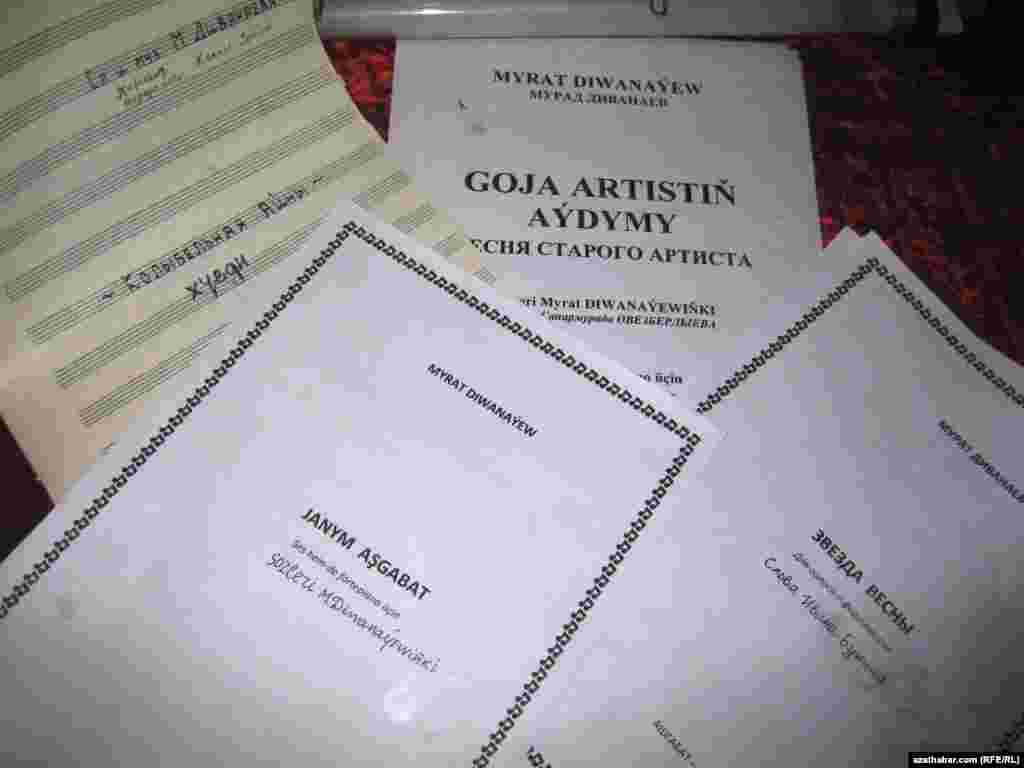 Myrat Diwanaýewiň sergisinden, Aşgabat, 21-nji iýun, 2011-nji ýyl. (Surata düşüren: D.Ýazgulyýew)