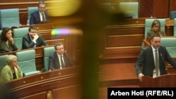 Glauk Konjfuca gjatë adresimit në Kuvend më 27 prill.