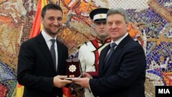 Aрхивска фотографија. Претседателот Иванов ја одликува МРТ со „Орден за заслуги" Орденот го прими директорот  Марјан Цветковски