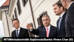 Orbán Viktor és Igor Matovič 2020-ban Budapesten, a magyar külgazdasági és külügyminiszter társaságában
