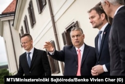 Orbán Viktor és Igor Matovič szlovák kormányfő találkozója 2020-ban. A kép szélein a két külügyminiszter