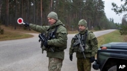 Літоўскія памежнікі на мяжы зь Беларусьсю. Ілюстрацыйнае фота